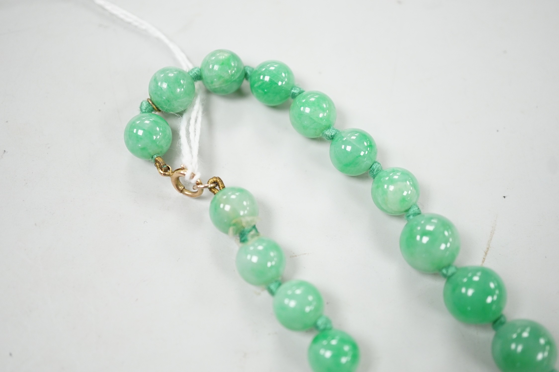 A single strand jade bead necklace, 58cm, gross weight 91 grams.